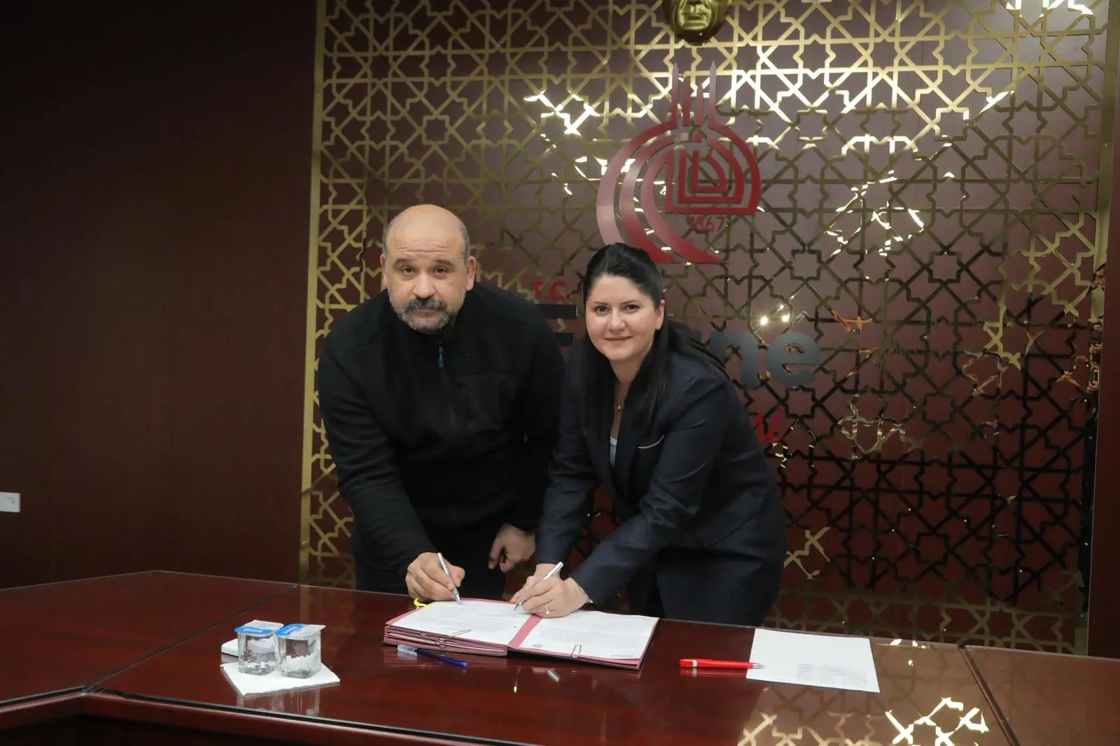 EDİRNE BELEDİYESİ’NDE MEMURLARIN YÜZÜNÜ GÜLDÜREN İMZA: SOSYAL DENGE TAZMİNATI TAVAN TUTARDAN İMZALANDI galeri görseli